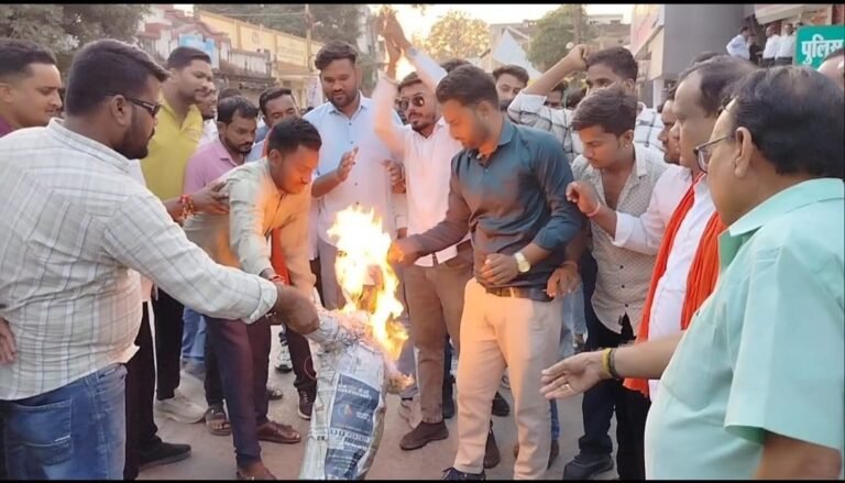 मुंगेली में भाजयुमो ने फूंका मल्लिकार्जुन खड़गे का पुतला, प्रधानमंत्री मोदी पर टिप्पणी का जताया विरोध